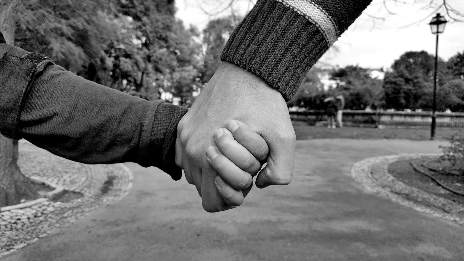 pai e filho de mãos dadas