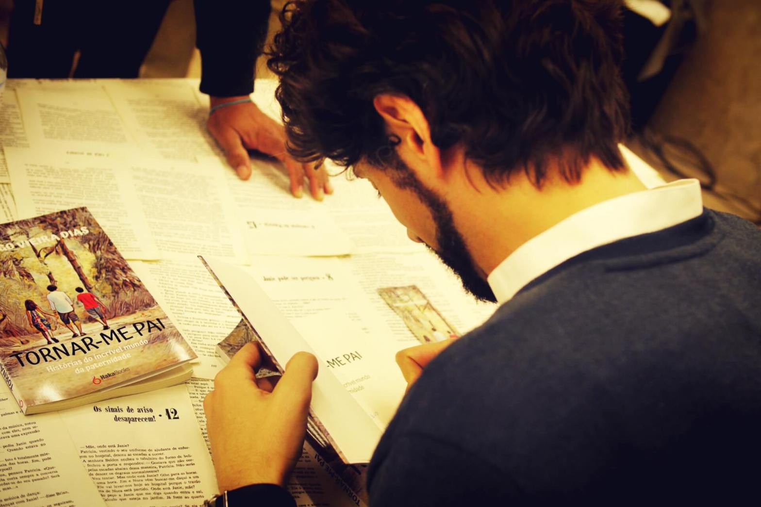 Eu a autografar um livro