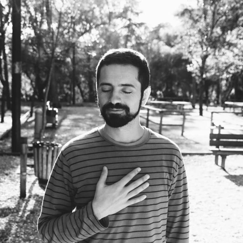 Desliga o telemóvel e põe a mão no&nbsp;coração