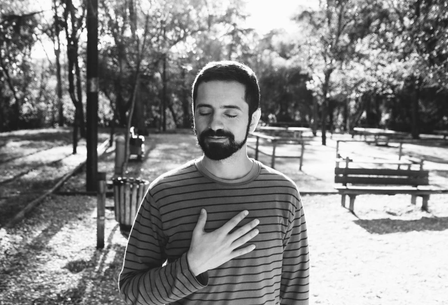 Eu com a mão no coração