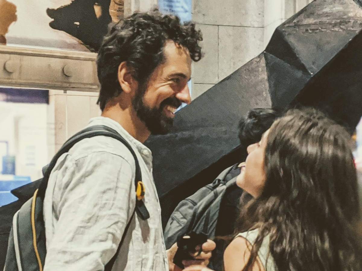 A filha a ensinar o&nbsp;pai