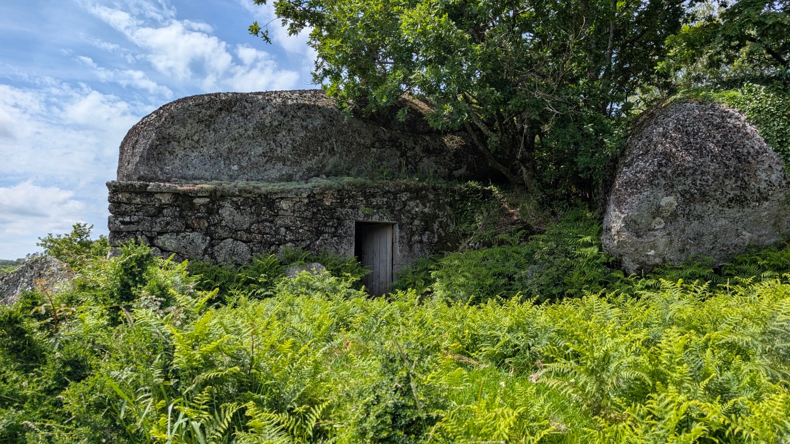 abrigo de animais construído aproveitando uma rocha natural