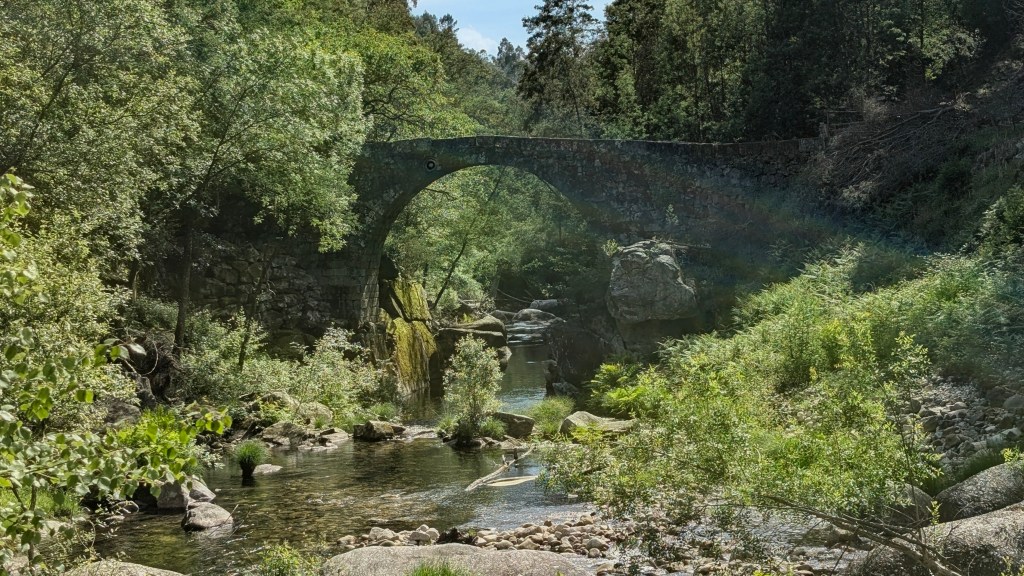 ponte medieval sobre o rio Homem