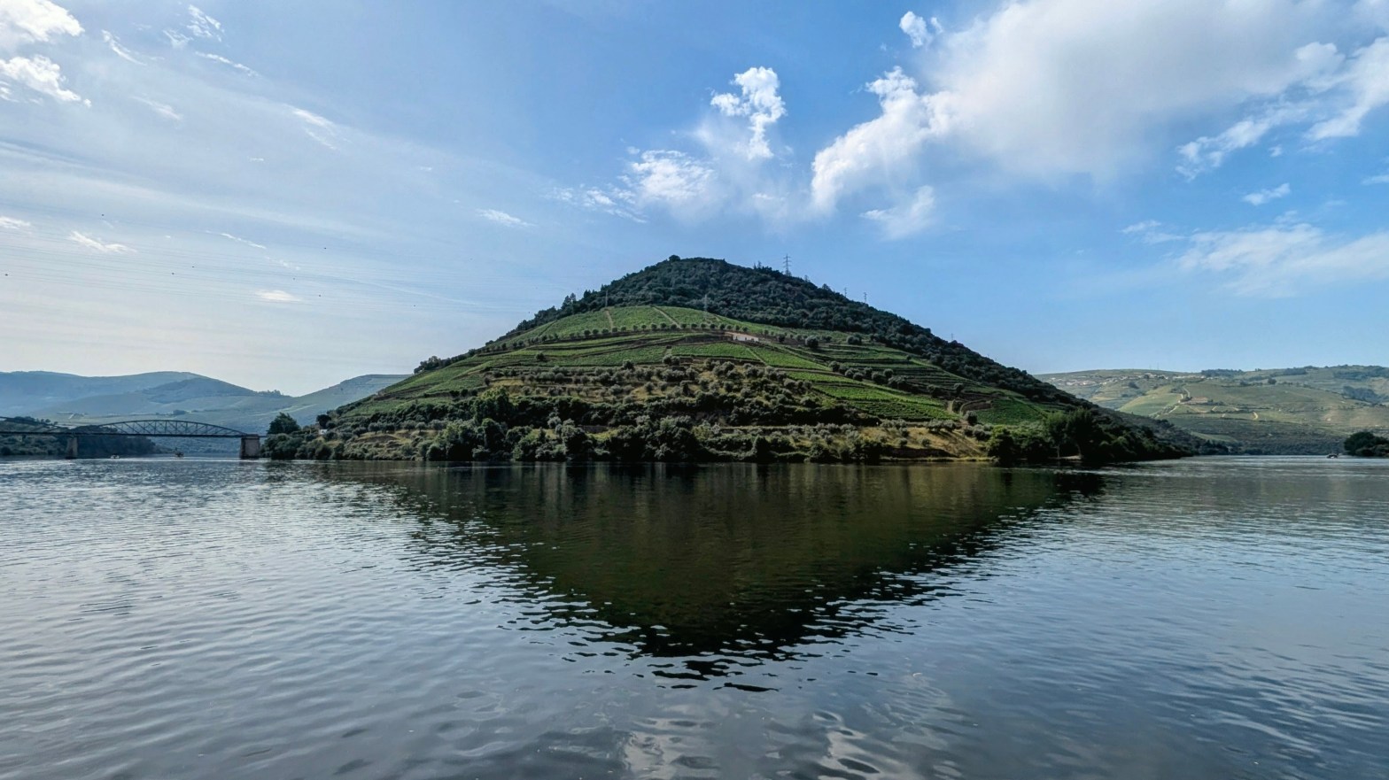 Reflexo da curva do Douro em frente ao Pinhão